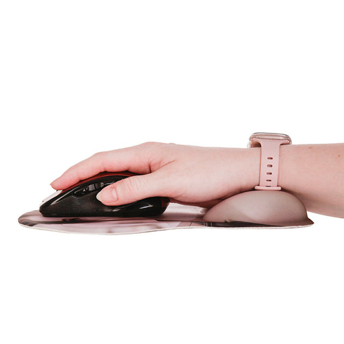 Anime Mouse Pad – Brunette avec Suspendeurs
