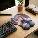 Anime Mouse Pad – Anime à cheveux gris fille avec top bleu